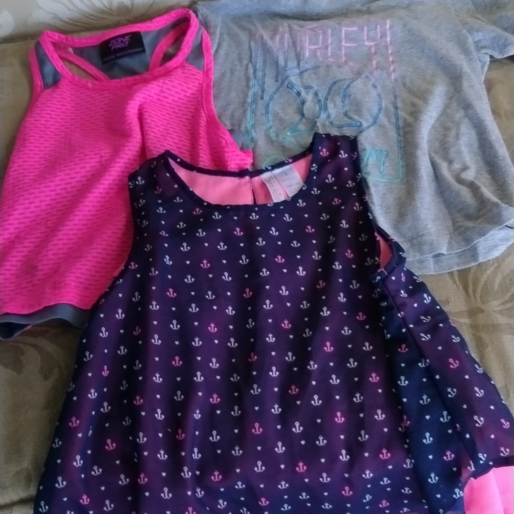 You mean the two tank tops 1 Hurley girls t-shirt with design
